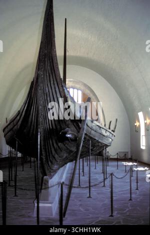 Oslo, Norvegia – 1976. La nave di Oseberg nella sala espositiva del Museo delle navi vichinghe. Uso editoriale. Foto Stock