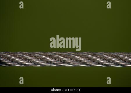 Cavo in acciaio Close-up cavo in metallo intrecciato che simboleggia la forza e la sicurezza Foto Stock