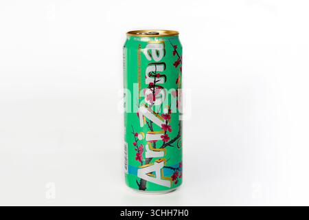 Una bevanda rinfrescante con tè verde dell'Arizona con design floreale, perfetta per le giornate di sole Foto Stock