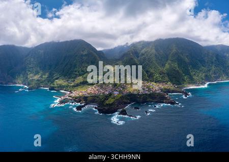 Vista aerea della costa di Seixal in primavera. Madeira, Portogallo, Europa. Foto Stock