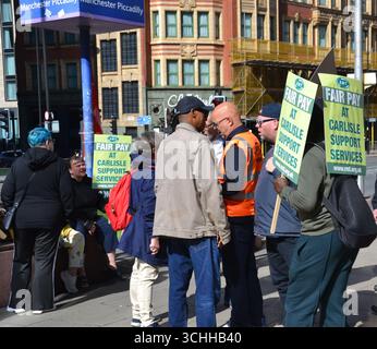 Picchetti fuori dalla stazione ferroviaria di Piccadilly, Manchester, Regno Unito. "L'Unione nazionale dei lavoratori ferroviari, marittimi e dei trasporti (RMT) ha dichiarato che i membri del contratto dei servizi di supporto Carlisle per i treni settentrionali, che copre la protezione delle entrate e i lavori in gateline, hanno votato per scioperare oltre la retribuzione e le condizioni dopo nove mesi senza un'offerta. Il 2 settembre il personale sta organizzando una camminata di 24 ore e, dal giorno seguente, rifiuterà di scansionare i biglietti o di addebitare le attrezzature aziendali a casa. Si prevede che l'azione interrompa i controlli dei biglietti in tutta la rete settentrionale. Foto Stock