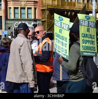 Picchetti fuori dalla stazione ferroviaria di Piccadilly, Manchester, Regno Unito. "L'Unione nazionale dei lavoratori ferroviari, marittimi e dei trasporti (RMT) ha dichiarato che i membri del contratto dei servizi di supporto Carlisle per i treni settentrionali, che copre la protezione delle entrate e i lavori in gateline, hanno votato per scioperare oltre la retribuzione e le condizioni dopo nove mesi senza un'offerta. Il 2 settembre il personale sta organizzando una camminata di 24 ore e, dal giorno seguente, rifiuterà di scansionare i biglietti o di addebitare le attrezzature aziendali a casa. Si prevede che l'azione interrompa i controlli dei biglietti in tutta la rete settentrionale. Foto Stock