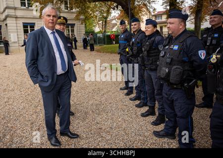 Sartrouville, Francia. 2 settembre 2025. Pierre Fond (sindaco di Sartrouville) di fronte alle forze di polizia municipali di Sartrouville durante il ministro degli interni francese Bruno Retailleau presenta la conclusione del Beauvau delle forze di polizia municipali presso il municipio di Sartrouville, in Francia, il 2 settembre 2025. Foto di Frederic Dugad/ABACAPRESS.COM credito: Abaca Press/Alamy Live News Foto Stock
