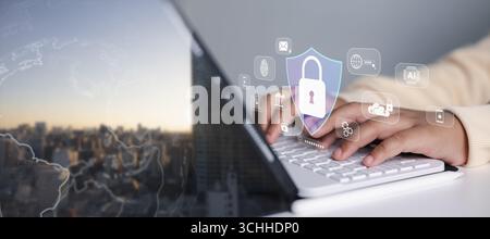Utente che digita sul laptop con l'icona del lucchetto digitale e dello scudo. Concetto astratto di sicurezza informatica, protezione dei dati, accesso sicuro, privacy e rete moderna Foto Stock