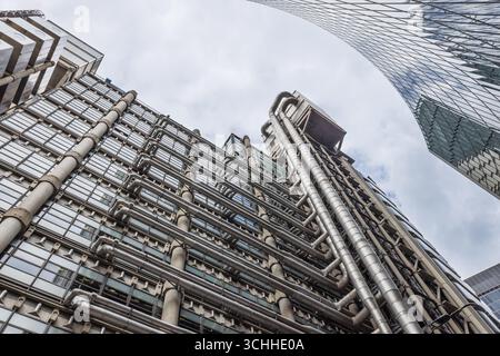 Futuristica torre per uffici high-tech con tubi e ascensori esposti Foto Stock
