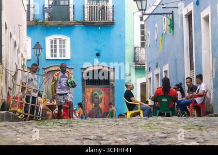 Una scena di strada in un vicolo lastricato nel quartiere storico di Pelourinho di Salvador, Bahia, Brasile. Foto Stock