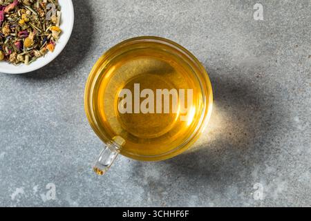 Tè sano e organico alle erbe camomilla con agrumi Foto Stock