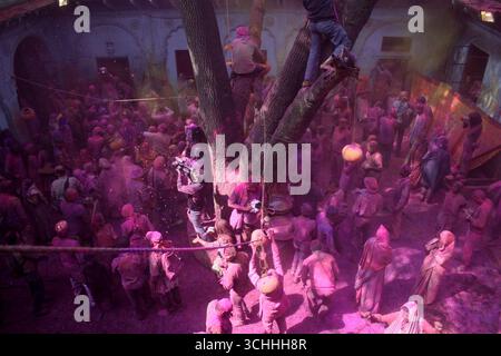 L'atmosfera è piena dei colori dell'Holi mentre la gente danzava durante il festival indù, a Vrindavan, Mathura, India. Foto Stock