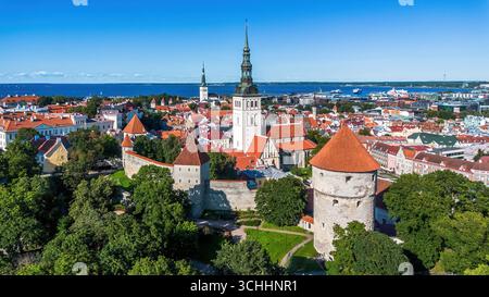 Vista aerea della Chiesa di San Nicola nella città vecchia di Tallinn (Vanalinn), la capitale dell'Estonia, uno degli stati baltici Foto Stock