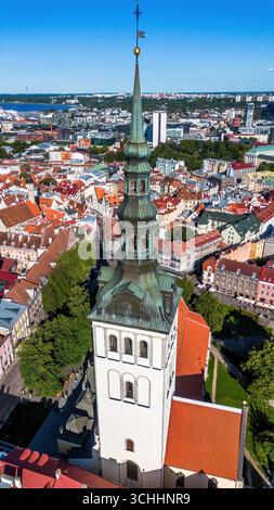 Vista aerea della guglia della chiesa di San Nicola nella città vecchia di Tallinn (Vanalinn), la capitale dell'Estonia, uno degli stati baltici Foto Stock