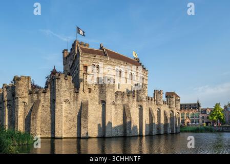 Gravensteen medievale del XII secolo / castello dei conti nel centro storico di Gand in estate, Fiandre Orientali, Belgio Foto Stock