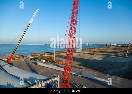 Constanta, Romania - 08.03.2022 - carico nel porto marittimo della Romania con le pale dei mulini a vento Vestas, due gru per nave da carico. Foto Stock