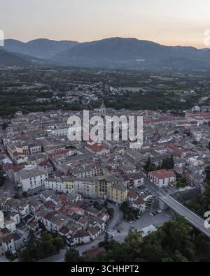 Vista aerea dei tetti di terracotta che si infrangono nell'antico paesaggio urbano annidato sotto le montagne ondulate, Sulmona, Abruzzo, Italia. Foto Stock