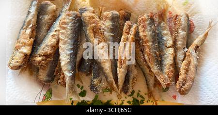 Sardine fritte. Sano antipasto mediterraneo di sardine fritte. Direttamente sopra. Primo piano. Foto Stock