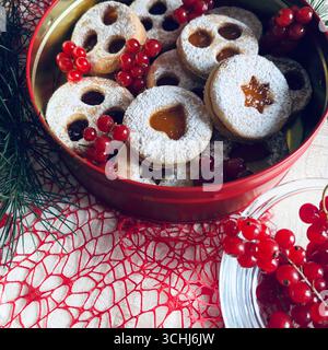 Spitzbuben, biscotti tirolesi fatti in casa tipici del periodo natalizio con pasta frolla e marmellata, ricoperti di zucchero a velo. Stagione delle feste. Foto Stock