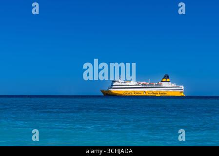 Nizza, Francia - 30 agosto 2025: Il traghetto Corsica Sardinia Ferries Mega Regina naviga sul mare azzurro sotto cieli azzurri. Foto Stock