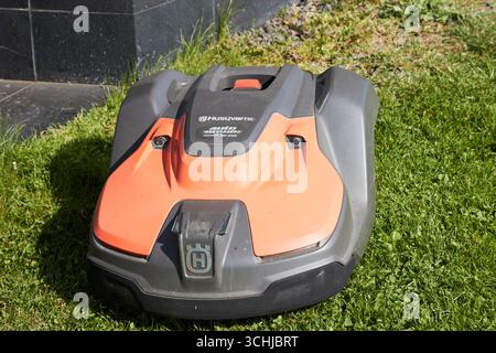 robot rasaerba husqvarna contea di antrim irlanda del nord regno unito Foto Stock