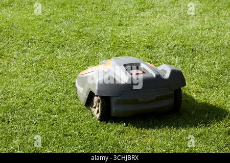robot rasaerba husqvarna contea di antrim irlanda del nord regno unito Foto Stock