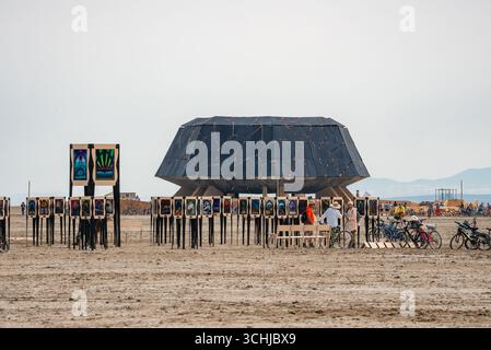 Geometric Dome e pali d'arte al Burning Man Festival nel deserto del Nevada Foto Stock
