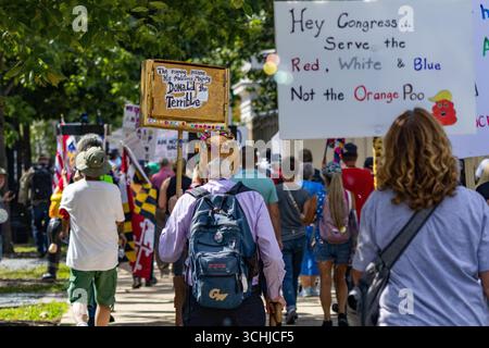 Washington, District of Columbia, USA. 2 settembre 2025. I manifestanti marciano verso il Campidoglio degli Stati Uniti durante la manifestazione "Flood the Halls" a Washington, DC. L'evento ha riunito centinaia di elettori per chiedere l'impeachment e la rimozione del presidente degli Stati Uniti Donald Trump, la fine dell'occupazione militare del distretto e la fine di un'aggressiva azione di contrasto dell'immigrazione a livello nazionale. (Immagine di credito: © Tom Hudson/ZUMA Press Wire) SOLO USO EDITORIALE! Non per USO commerciale! Crediti: ZUMA Press, Inc./Alamy Live News Foto Stock