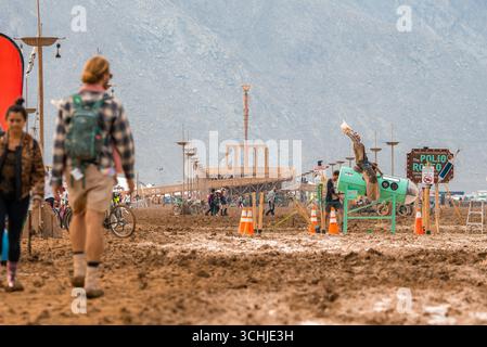 Scena fangosa al Burning Man Festival con Tempio e pezzi d'arte Foto Stock