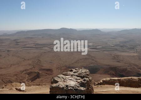 Una vista di Makhtesh Ramon, un cratere erosivo, nel sud di Israele, il 9 gennaio 2025. Foto di Raquel G. Frohlich. Foto Stock