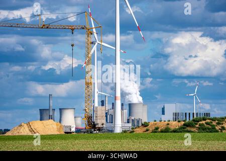 Baustelle für die Erweiterung des Windparks östlich von Jackerath, im Rheinischen Braunkohlerevier, im Hintergrund, das RWE Braunkohlekraftwerk Neurath, NRW, Deutschland Windpark *** cantiere per l'espansione del parco eolico a est di Jackerath, nell'area mineraria della lignite renana, in background, la centrale eolica RWE a lignite, Neurath, Germania Foto Stock