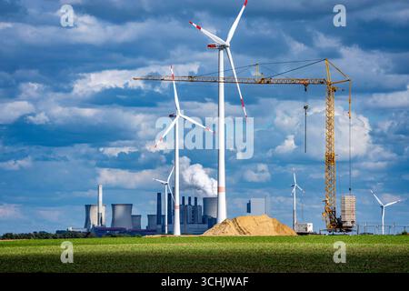 Baustelle für die Erweiterung des Windparks östlich von Jackerath, im Rheinischen Braunkohlerevier, im Hintergrund, das RWE Braunkohlekraftwerk Neurath, NRW, Deutschland Windpark *** cantiere per l'espansione del parco eolico a est di Jackerath, nell'area mineraria della lignite renana, in background, la centrale eolica RWE a lignite, Neurath, Germania Foto Stock