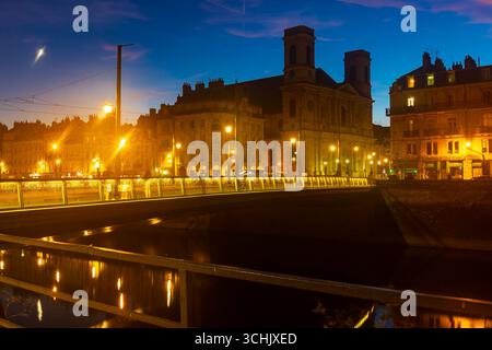 Terrapieno nella città di Besancon, Francia, di sera Foto Stock