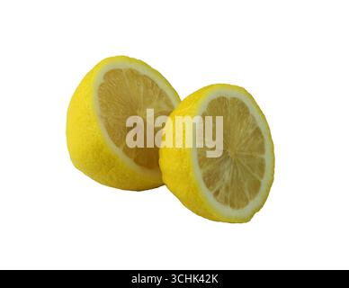 Una vivace fetta di limone mostra il suo interno succoso e la crosta gialla brillante e presenta percorsi di ritaglio perfetti per cucinare e bere in modo salutare. Foto Stock