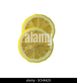 Una vivace fetta di limone mostra il suo interno succoso e la crosta gialla brillante e presenta percorsi di ritaglio perfetti per cucinare e bere in modo salutare. Foto Stock