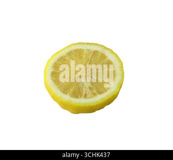 Una vivace fetta di limone mostra il suo interno succoso e la crosta gialla brillante e presenta percorsi di ritaglio perfetti per cucinare e bere in modo salutare. Foto Stock
