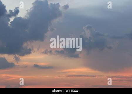 Una splendida vista di un tranquillo cielo al tramonto pieno di nuvole colorate, che mostra la bellezza rilassante della natura durante le ore al crepuscolo, perfetto per Foto Stock