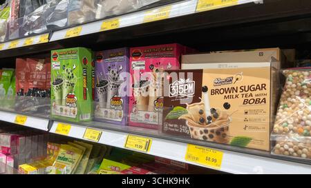 Ottawa ON, Canada - 29 agosto 2025: Kit di tè a bolle in una vivace confezione sullo scaffale del supermercato, che presenta sapori come zucchero di canna e matcha per hom Foto Stock