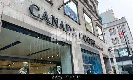 Montreal QC, Canada - 3 agosto 2025: Vista esterna del negozio Canada Goose con esposizione di abbigliamento invernale in vetrate, creando un invitante Foto Stock