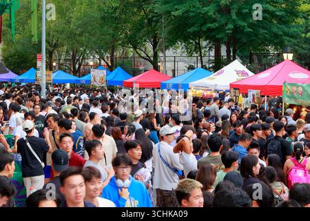 Giovani cinesi americani, asiatici americani in una fiera di strada a Manhattan Chinatown che celebra il 80° anniversario di streetball NACIVT 9 Man, agosto 31, Foto Stock