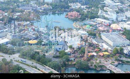 Orlando FL, Stati Uniti - 31 dicembre 2024: Splendida prospettiva aerea del parco divertimenti con giostre vivaci, montagne russe e dintorni Foto Stock