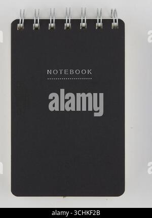 Blocco appunti a catena con sfondo naturale isolato con percorso di ritaglio Foto Stock