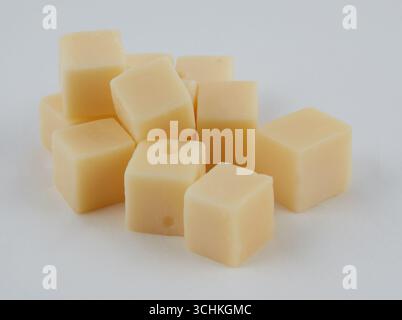 Cubetti di formaggio sfondo naturale isolato con percorso di ritaglio Foto Stock