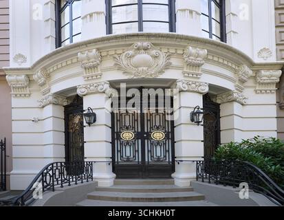 Ingresso di un'elegante vecchia casa cittadina o di un condominio in stile Beaux-Arts francese nell'area Upper East Side del quartiere storico di Manhattan Foto Stock