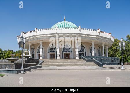 Tashkent, Uzbekistan - 08 09 2025 : Vista panoramica dell'esterno del museo Amir Timur in una luminosa giornata estiva Foto Stock