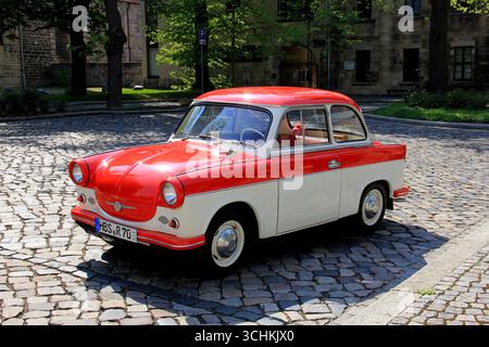 L'automobile d'epoca Trabant 600, prodotta nella Germania dell'Est negli anni '1960, parcheggiata su una strada acciottolata, vista anteriore sinistra, Halberstadt, Germania Foto Stock