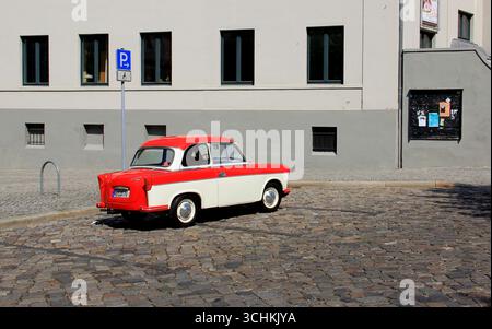 L'automobile d'epoca Trabant 600, prodotta nella Germania dell'Est negli anni '1960, parcheggiata su una strada acciottolata, vista posteriore destra del quarto, Halberstadt, Germania Foto Stock