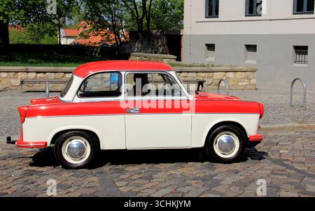 L'automobile d'epoca Trabant 600, prodotta nella Germania dell'Est negli anni '1960, parcheggiata su una strada acciottolata, vista sul lato destro, Halberstadt, Germania Foto Stock