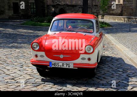 L'automobile d'epoca Trabant 600, prodotta nella Germania dell'Est negli anni '1960, parcheggiata su una strada acciottolata, vista frontale, Halberstadt, Germania Foto Stock
