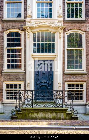 Una tipica facciata di una casa in mattoni a Dordrecht, Paesi Bassi Foto Stock