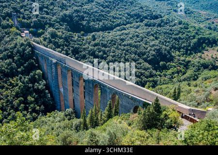 Ponte delle Torri a Spoleto, attraversando la profonda valle Foto Stock