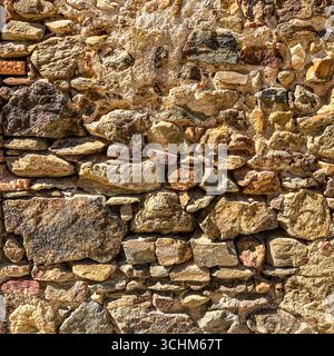 Muro ruvido di pietra casuale di vecchia casa - Gargilesse-Dampierre, Indre (36), Francia. Foto Stock