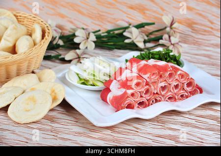 Rotoli di agnello a fette sottili per pentola calda Foto Stock