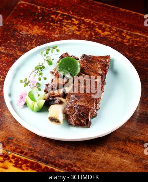 Costolette di manzo ossa affettate su platea turchese Foto Stock